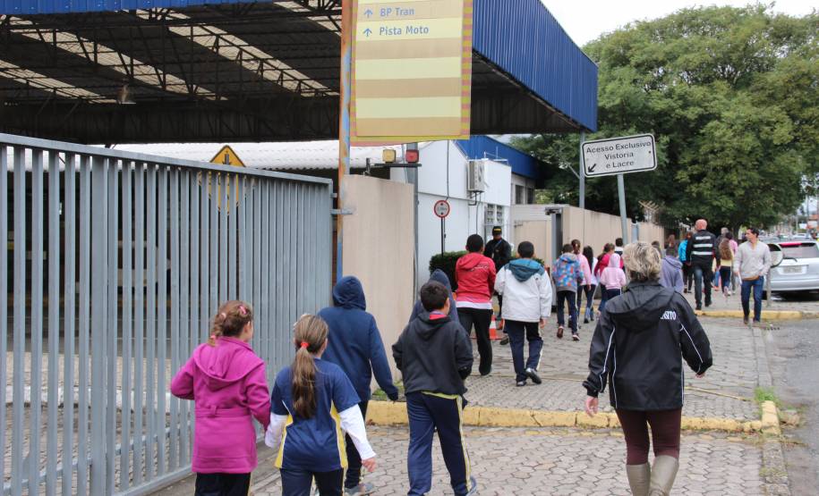 Um projeto do Departamento de Trânsito do Paraná (Detran), em parceria com o Batalhão da Polícia de Trânsito (BPTran), apresenta o trabalho dos órgãos a alunos do ensino fundamental e médio de Curitiba e Região Metropolitana