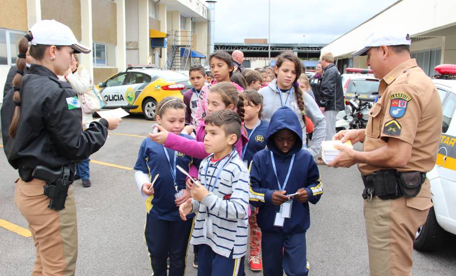 Um projeto do Departamento de Trânsito do Paraná (Detran), em parceria com o Batalhão da Polícia de Trânsito (BPTran), apresenta o trabalho dos órgãos a alunos do ensino fundamental e médio de Curitiba e Região Metropolitana