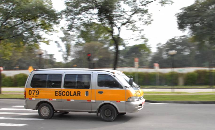 A partir de fevereiro de 2016, todos os veículos escolares deverão utilizar cadeirinhas específicas para transportar crianças de até 7 anos e meio de idade, conforme a resolução 533/2015 publicada no Diário Oficial da União na última semana.