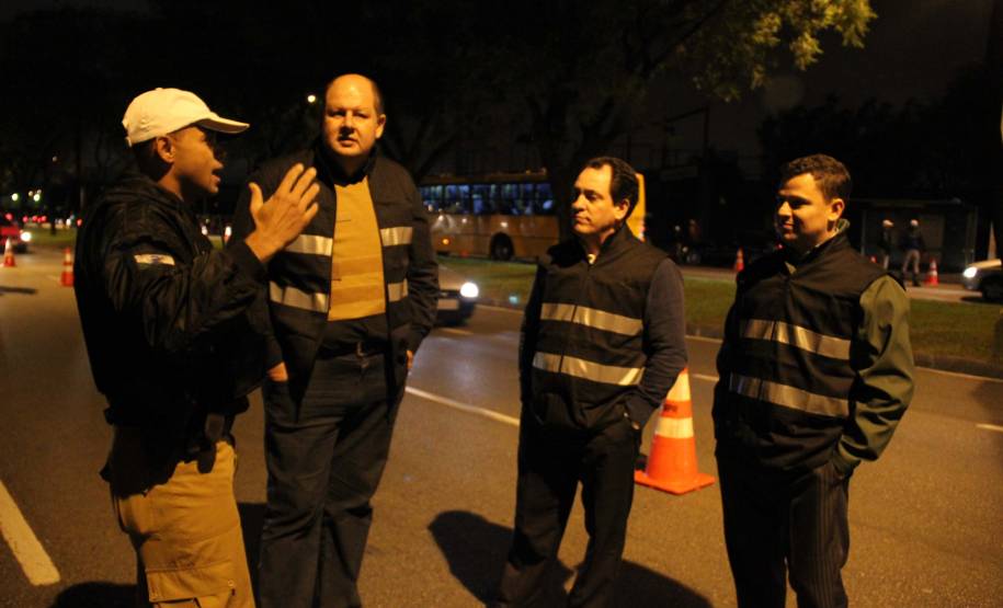 Julgadores de recursos de multas participam de blitz em Curitiba. Foto: Juliano Pedrozo