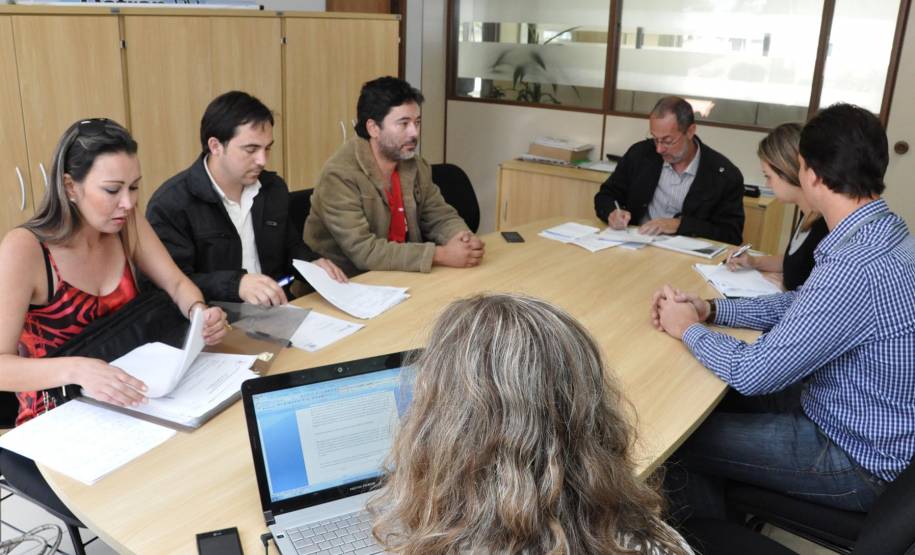 Diretoria do Detran recebe sindicato dos servidores A diretoria do Detran Paraná recebeu na manhã desta quarta-feira (10), em Curitiba, a diretoria do Sindicato dos Servidores do Departamento. A reunião, conforme solicitação dos representantes dos funcionários, tratou da Assembleia Geral da Categoria, que acontece amanhã e vai discutir a decisão do Tribunal de Justiça do Estado, que na última sexta-feira (5) considerou a greve ilegal e pediu o fim imediato da paralização.