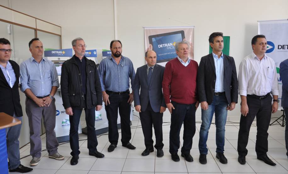 O Departamento de Trânsito do Paraná (Detran) inaugurou na tarde desta quinta-feira (25) o novo prédio da autarquia em Sarandi, no Noroeste do Estado. A unidade vai atender moradores da cidade, de Maringá e de mais oito municípios da Região. A partir de sexta-feira (26), o atendimento será feito normalmente, das 8h às 14h, e os usuários poderão optar por realizar os serviços na Ciretran da Avenida Antônio Volpato, que é paralela a BR 376, ou no Contorno Sul..Foto: Allan Marba