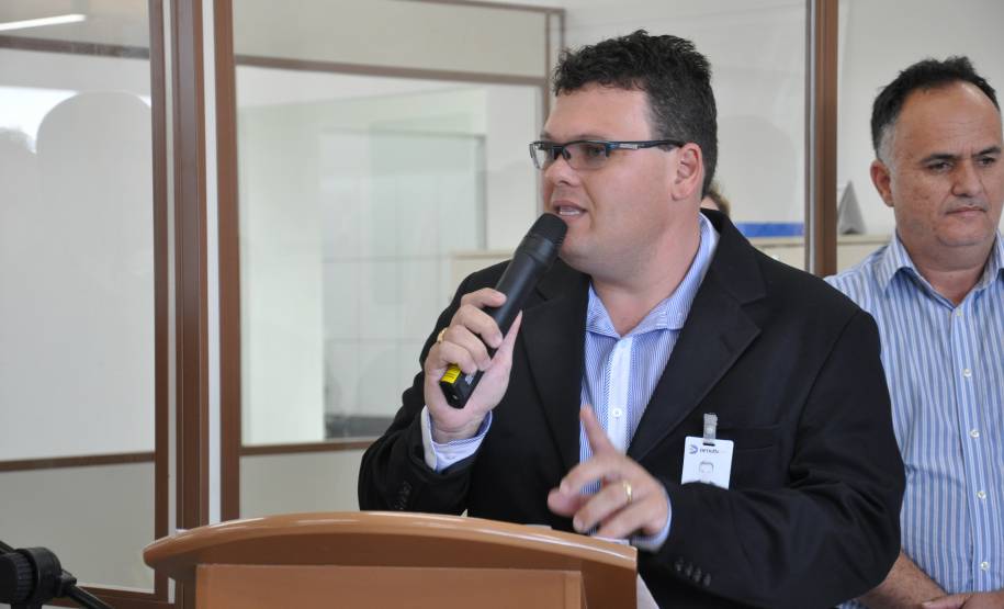 O Departamento de Trânsito do Paraná (Detran) inaugurou na tarde desta quinta-feira (25) o novo prédio da autarquia em Sarandi, no Noroeste do Estado. A unidade vai atender moradores da cidade, de Maringá e de mais oito municípios da Região. A partir de sexta-feira (26), o atendimento será feito normalmente, das 8h às 14h, e os usuários poderão optar por realizar os serviços na Ciretran da Avenida Antônio Volpato, que é paralela a BR 376, ou no Contorno Sul..Foto: Allan Marba