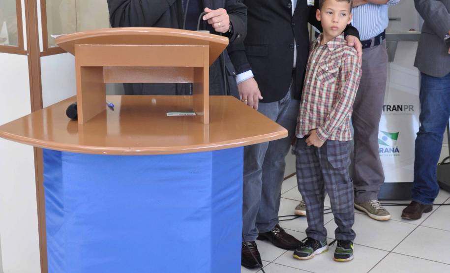 O Departamento de Trânsito do Paraná (Detran) inaugurou na tarde desta quinta-feira (25) o novo prédio da autarquia em Sarandi, no Noroeste do Estado. A unidade vai atender moradores da cidade, de Maringá e de mais oito municípios da Região. A partir de sexta-feira (26), o atendimento será feito normalmente, das 8h às 14h, e os usuários poderão optar por realizar os serviços na Ciretran da Avenida Antônio Volpato, que é paralela a BR 376, ou no Contorno Sul..Foto: Allan Marba