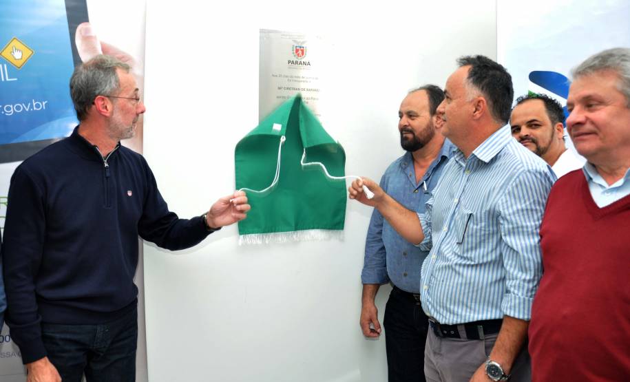 O Departamento de Trânsito do Paraná (Detran) inaugurou na tarde desta quinta-feira (25) o novo prédio da autarquia em Sarandi, no Noroeste do Estado. A unidade vai atender moradores da cidade, de Maringá e de mais oito municípios da Região. A partir de sexta-feira (26), o atendimento será feito normalmente, das 8h às 14h, e os usuários poderão optar por realizar os serviços na Ciretran da Avenida Antônio Volpato, que é paralela a BR 376, ou no Contorno Sul..Foto: Allan Marba