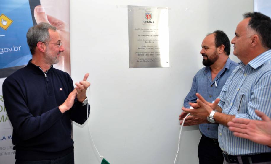 O Departamento de Trânsito do Paraná (Detran) inaugurou na tarde desta quinta-feira (25) o novo prédio da autarquia em Sarandi, no Noroeste do Estado. A unidade vai atender moradores da cidade, de Maringá e de mais oito municípios da Região. A partir de sexta-feira (26), o atendimento será feito normalmente, das 8h às 14h, e os usuários poderão optar por realizar os serviços na Ciretran da Avenida Antônio Volpato, que é paralela a BR 376, ou no Contorno Sul.Foto: Pamella Rosa