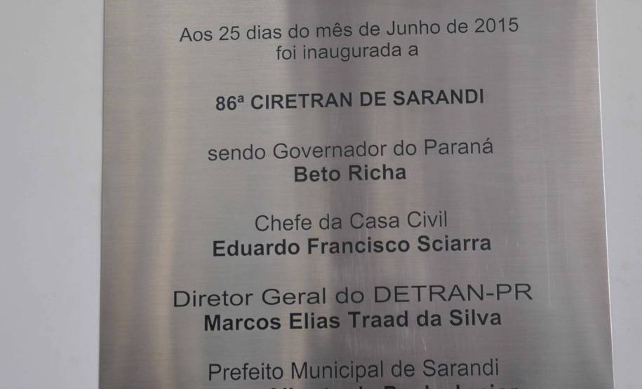 O Departamento de Trânsito do Paraná (Detran) inaugurou na tarde desta quinta-feira (25) o novo prédio da autarquia em Sarandi, no Noroeste do Estado. A unidade vai atender moradores da cidade, de Maringá e de mais oito municípios da Região. A partir de sexta-feira (26), o atendimento será feito normalmente, das 8h às 14h, e os usuários poderão optar por realizar os serviços na Ciretran da Avenida Antônio Volpato, que é paralela a BR 376, ou no Contorno Sul..Foto: Allan Marba