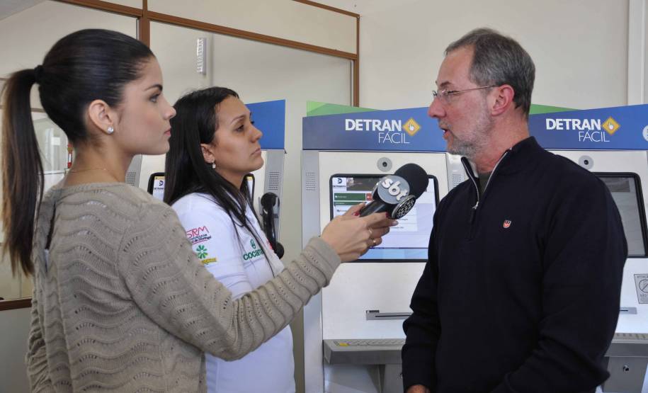 O Departamento de Trânsito do Paraná (Detran) inaugurou na tarde desta quinta-feira (25) o novo prédio da autarquia em Sarandi, no Noroeste do Estado. A unidade vai atender moradores da cidade, de Maringá e de mais oito municípios da Região. A partir de sexta-feira (26), o atendimento será feito normalmente, das 8h às 14h, e os usuários poderão optar por realizar os serviços na Ciretran da Avenida Antônio Volpato, que é paralela a BR 376, ou no Contorno Sul..Foto: Allan Marba