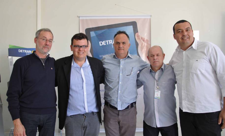 O Departamento de Trânsito do Paraná (Detran) inaugurou na tarde desta quinta-feira (25) o novo prédio da autarquia em Sarandi, no Noroeste do Estado. A unidade vai atender moradores da cidade, de Maringá e de mais oito municípios da Região. A partir de sexta-feira (26), o atendimento será feito normalmente, das 8h às 14h, e os usuários poderão optar por realizar os serviços na Ciretran da Avenida Antônio Volpato, que é paralela a BR 376, ou no Contorno Sul..Foto: Allan Marba