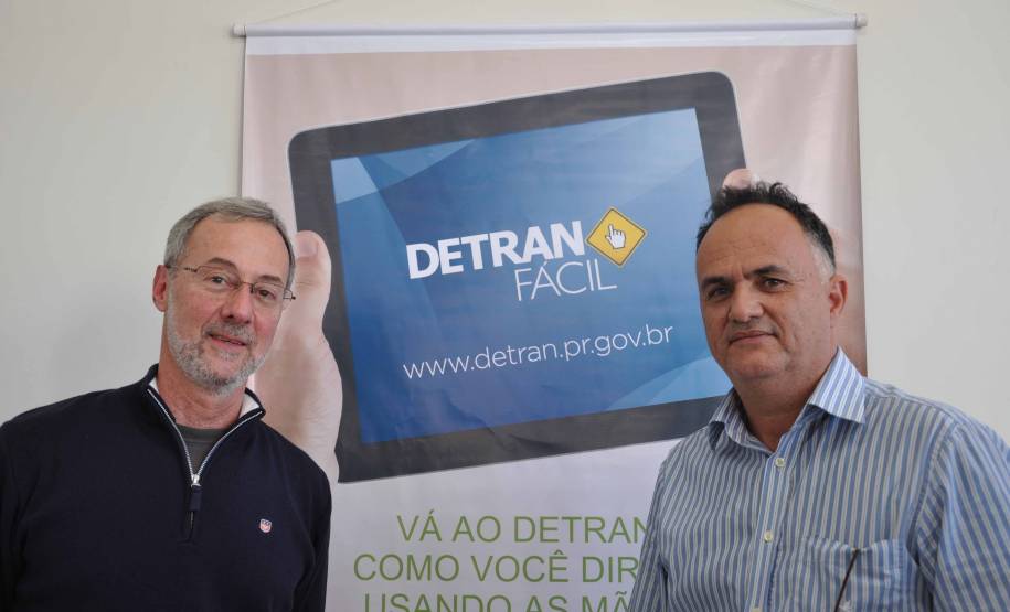 O Departamento de Trânsito do Paraná (Detran) inaugurou na tarde desta quinta-feira (25) o novo prédio da autarquia em Sarandi, no Noroeste do Estado. A unidade vai atender moradores da cidade, de Maringá e de mais oito municípios da Região. A partir de sexta-feira (26), o atendimento será feito normalmente, das 8h às 14h, e os usuários poderão optar por realizar os serviços na Ciretran da Avenida Antônio Volpato, que é paralela a BR 376, ou no Contorno Sul..Foto: Allan Marba