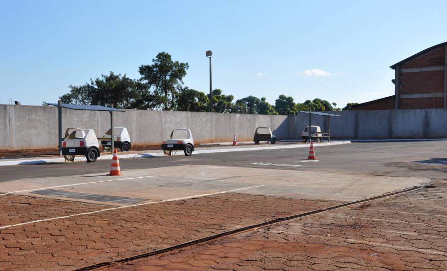 O Departamento de Trânsito do Paraná (Detran) inaugurou na tarde desta quinta-feira (25) o novo prédio da autarquia em Sarandi, no Noroeste do Estado. A unidade vai atender moradores da cidade, de Maringá e de mais oito municípios da Região. A partir de sexta-feira (26), o atendimento será feito normalmente, das 8h às 14h, e os usuários poderão optar por realizar os serviços na Ciretran da Avenida Antônio Volpato, que é paralela a BR 376, ou no Contorno Sul..Foto: Allan Marba