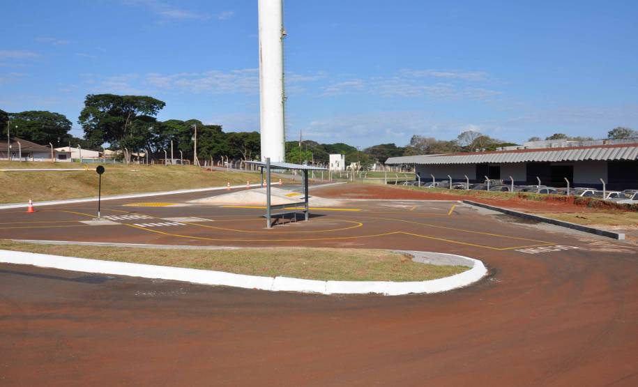 O Departamento de Trânsito do Paraná (Detran) inaugurou na tarde desta quinta-feira (25) o novo prédio da autarquia em Sarandi, no Noroeste do Estado. A unidade vai atender moradores da cidade, de Maringá e de mais oito municípios da Região. A partir de sexta-feira (26), o atendimento será feito normalmente, das 8h às 14h, e os usuários poderão optar por realizar os serviços na Ciretran da Avenida Antônio Volpato, que é paralela a BR 376, ou no Contorno Sul..Foto: Allan Marba