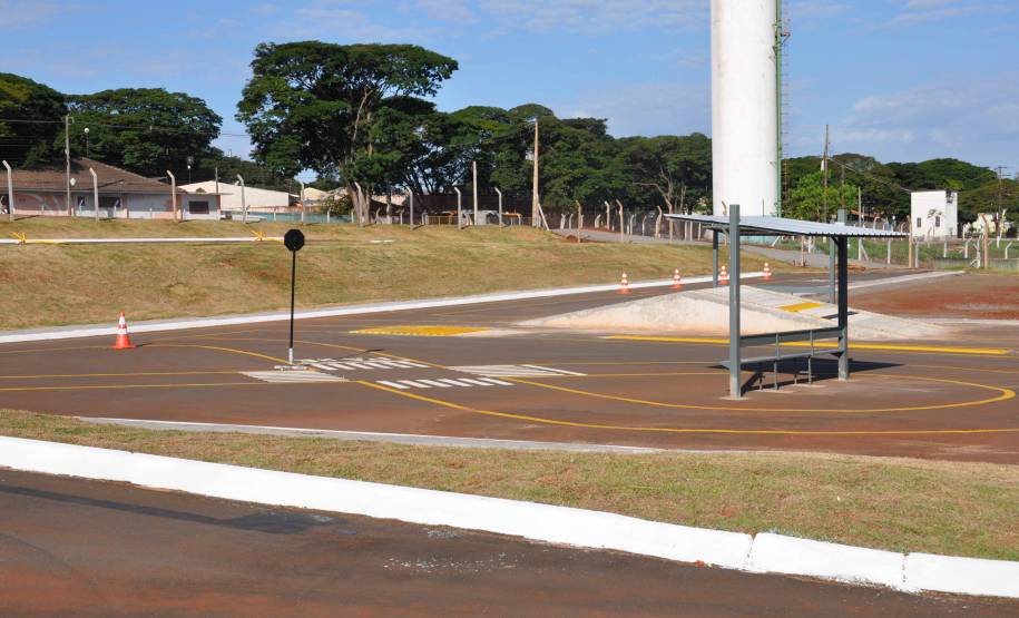 O Departamento de Trânsito do Paraná (Detran) inaugurou na tarde desta quinta-feira (25) o novo prédio da autarquia em Sarandi, no Noroeste do Estado. A unidade vai atender moradores da cidade, de Maringá e de mais oito municípios da Região. A partir de sexta-feira (26), o atendimento será feito normalmente, das 8h às 14h, e os usuários poderão optar por realizar os serviços na Ciretran da Avenida Antônio Volpato, que é paralela a BR 376, ou no Contorno Sul..Foto: Allan Marba