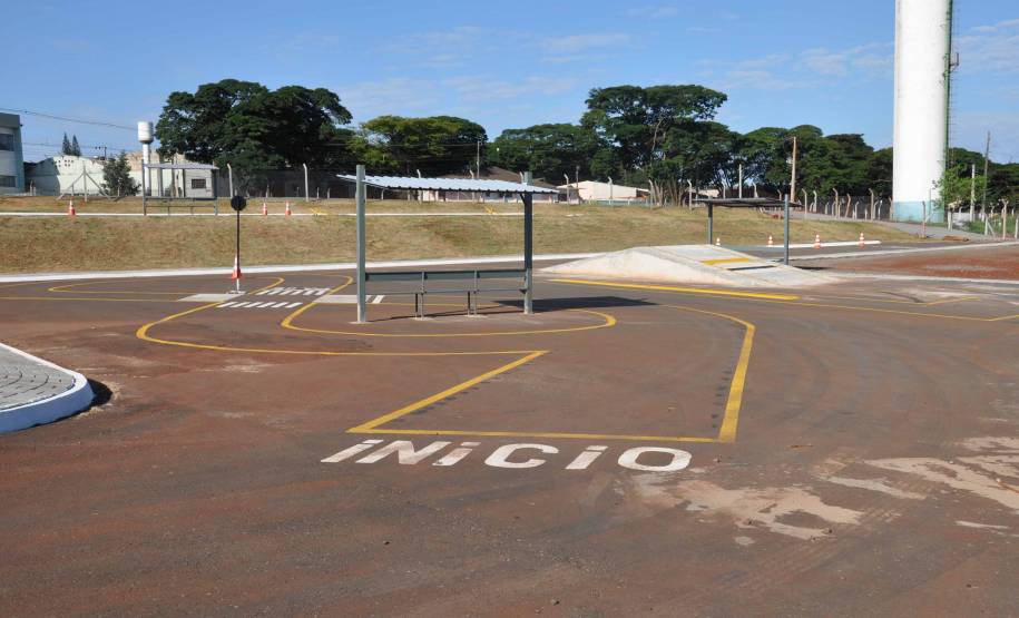 O Departamento de Trânsito do Paraná (Detran) inaugurou na tarde desta quinta-feira (25) o novo prédio da autarquia em Sarandi, no Noroeste do Estado. A unidade vai atender moradores da cidade, de Maringá e de mais oito municípios da Região. A partir de sexta-feira (26), o atendimento será feito normalmente, das 8h às 14h, e os usuários poderão optar por realizar os serviços na Ciretran da Avenida Antônio Volpato, que é paralela a BR 376, ou no Contorno Sul..Foto: Allan Marba