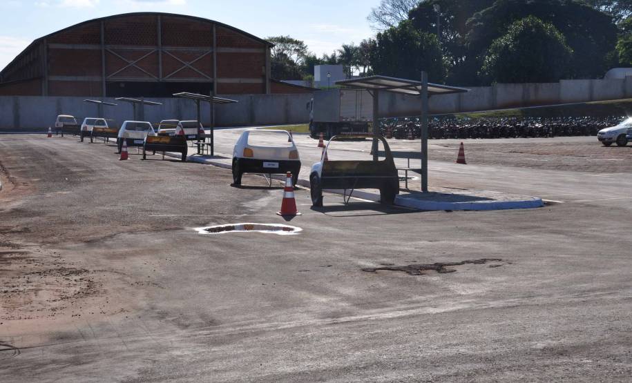 O Departamento de Trânsito do Paraná (Detran) inaugurou na tarde desta quinta-feira (25) o novo prédio da autarquia em Sarandi, no Noroeste do Estado. A unidade vai atender moradores da cidade, de Maringá e de mais oito municípios da Região. A partir de sexta-feira (26), o atendimento será feito normalmente, das 8h às 14h, e os usuários poderão optar por realizar os serviços na Ciretran da Avenida Antônio Volpato, que é paralela a BR 376, ou no Contorno Sul..Foto: Allan Marba