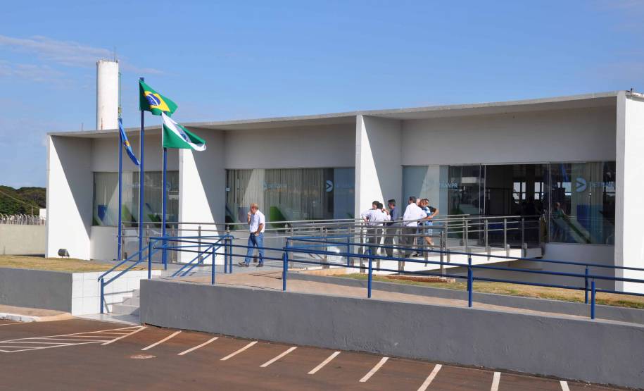 O Departamento de Trânsito do Paraná (Detran) inaugurou na tarde desta quinta-feira (25) o novo prédio da autarquia em Sarandi, no Noroeste do Estado. A unidade vai atender moradores da cidade, de Maringá e de mais oito municípios da Região. A partir de sexta-feira (26), o atendimento será feito normalmente, das 8h às 14h, e os usuários poderão optar por realizar os serviços na Ciretran da Avenida Antônio Volpato, que é paralela a BR 376, ou no Contorno Sul..Foto: Allan Marba
