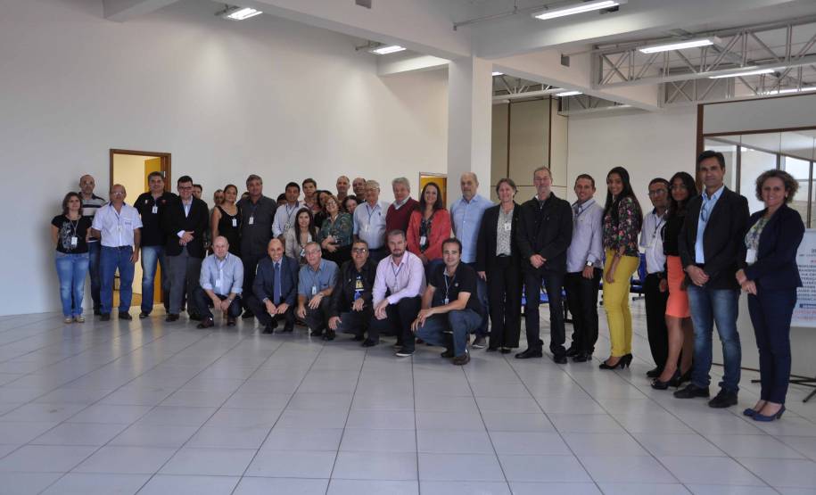 O Departamento de Trânsito do Paraná (Detran) inaugurou na tarde desta quinta-feira (25) o novo prédio da autarquia em Sarandi, no Noroeste do Estado. A unidade vai atender moradores da cidade, de Maringá e de mais oito municípios da Região. A partir de sexta-feira (26), o atendimento será feito normalmente, das 8h às 14h, e os usuários poderão optar por realizar os serviços na Ciretran da Avenida Antônio Volpato, que é paralela a BR 376, ou no Contorno Sul..Foto: Allan Marba