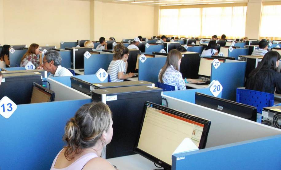 Após considerado apto na avaliação psicológica e no exame de aptidão física e mental, o candidato a primeira habilitação pode começar as aulas no Centro de Formação de Condutores (CFCs). Na terceira matéria da série especial, o Departamento de Trânsito do Paraná (Detran) esclarece como funciona o exame teórico de direção.