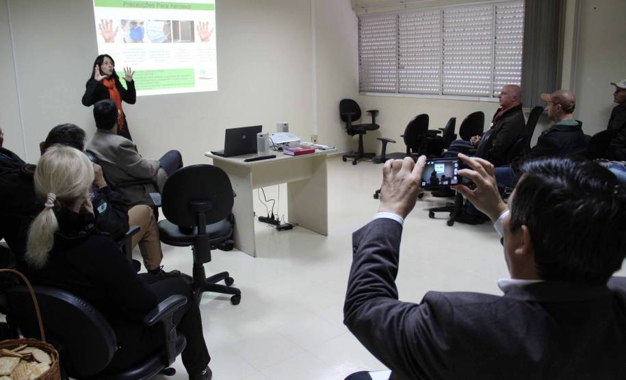 Motoristas que cometeram crimes de trânsito, por dirigirem embriagados, estão recebendo uma punição diferente em São José dos Pinhais, na Região Metropolitana de Curitiba. Foto: Emily Kravetz