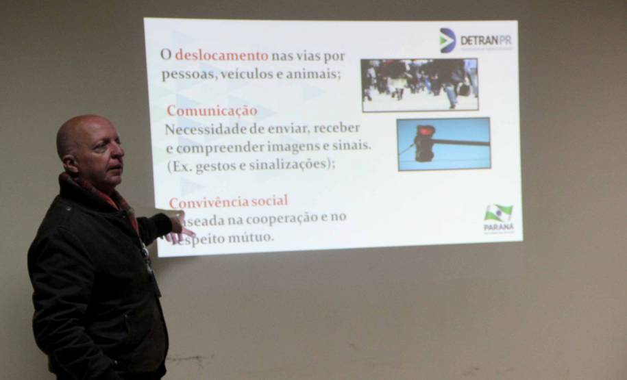 Motoristas que cometeram crimes de trânsito, por dirigirem embriagados, estão recebendo uma punição diferente em São José dos Pinhais, na Região Metropolitana de Curitiba. Foto: Emily Kravetz