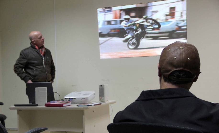 Motoristas que cometeram crimes de trânsito, por dirigirem embriagados, estão recebendo uma punição diferente em São José dos Pinhais, na Região Metropolitana de Curitiba. Foto: Emily Kravetz