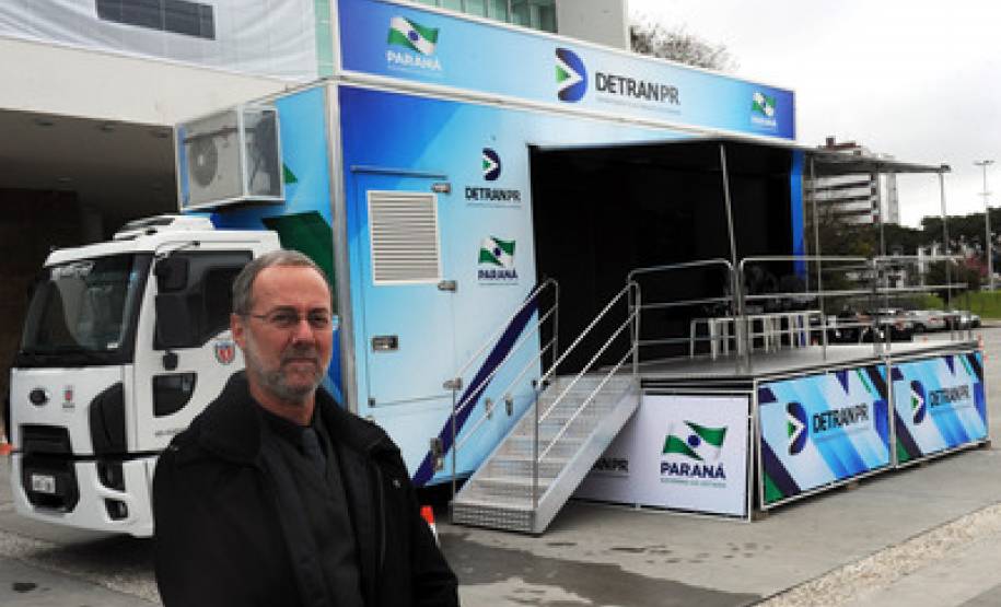 O governador Beto Richa entregou nesta quarta-feira (10/07), em Curitiba, um caminhão para o Detran Móvel, que será usado em atividades itinerantes do Departamento de Trânsito do Paraná.