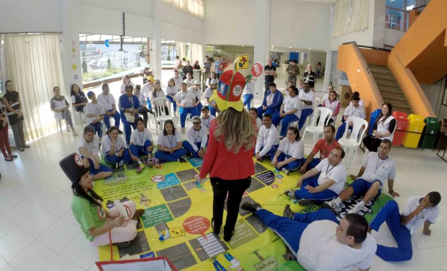 Lançado há dois meses, o projeto “Conhecendo o Detran e BPTran” já alcançou mais de 500 alunos do ensino fundamental de escolas de Curitiba e Região Metropolitana. Nesta terça-feira (4), 74 jovens e adultos com deficiência intelectual da Escola Especial São Camilo visitaram o Detran e o Bptran, em Curitiba.Foto: Juliano Pedrozo