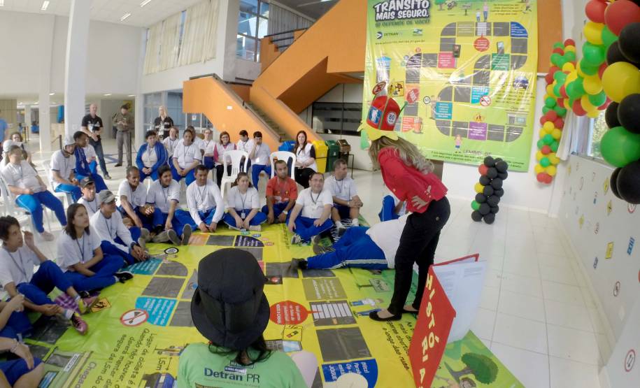 Lançado há dois meses, o projeto “Conhecendo o Detran e BPTran” já alcançou mais de 500 alunos do ensino fundamental de escolas de Curitiba e Região Metropolitana. Nesta terça-feira (4), 74 jovens e adultos com deficiência intelectual da Escola Especial São Camilo visitaram o Detran e o Bptran, em Curitiba.Foto: Juliano Pedrozo