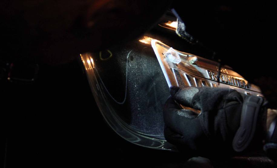 Detran alerta para a instalação correta de lacres em placas. Foto: Juliano Pedrozo