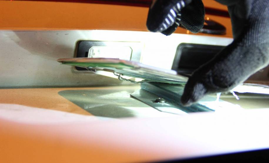 Detran alerta para a instalação correta de lacres em placas. Foto: Juliano Pedrozo