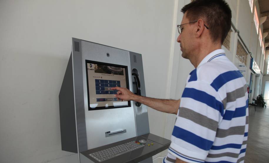 Acadêmicos, funcionários e comunidade já podem ter acesso aos serviços e consultas de habilitação e veículos dentro da Universidade. Nos últimos dois meses, o Detran (Departamento de Trânsito do Paraná) instalou três terminais de autoatendimento na Universidade Estadual do Centro-Oeste (Unicentro), Universidade Estadual de Ponta Grossa (UEPG) e Universidade Estadual do Norte do Paraná (UENP).Foto: Divulgação