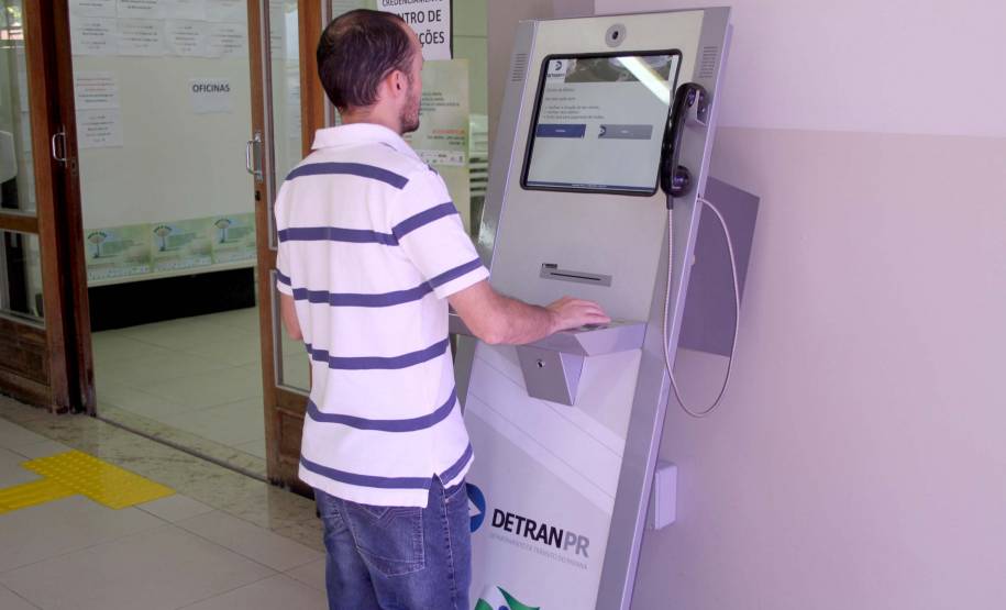 Acadêmicos, funcionários e comunidade já podem ter acesso aos serviços e consultas de habilitação e veículos dentro da Universidade. Nos últimos dois meses, o Detran (Departamento de Trânsito do Paraná) instalou três terminais de autoatendimento na Universidade Estadual do Centro-Oeste (Unicentro), Universidade Estadual de Ponta Grossa (UEPG) e Universidade Estadual do Norte do Paraná (UENP).Foto: Divulgação