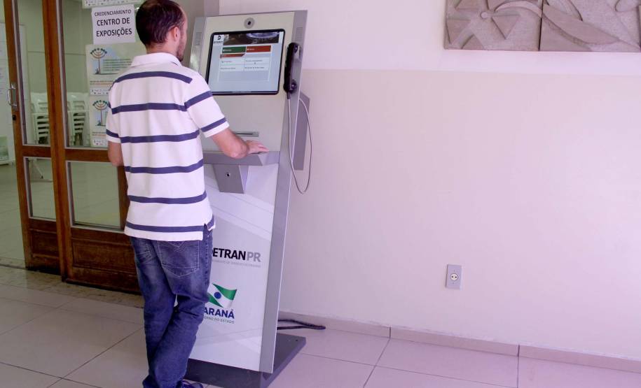 Acadêmicos, funcionários e comunidade já podem ter acesso aos serviços e consultas de habilitação e veículos dentro da Universidade. Nos últimos dois meses, o Detran (Departamento de Trânsito do Paraná) instalou três terminais de autoatendimento na Universidade Estadual do Centro-Oeste (Unicentro), Universidade Estadual de Ponta Grossa (UEPG) e Universidade Estadual do Norte do Paraná (UENP).Foto: Divulgação