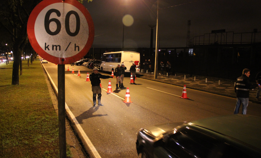 A alta velocidade em ruas e rodovias no Estado foi responsável por 665 mil infrações de trânsito no primeiro semestre de 2015. O número é 43% maior em relação ao mesmo período do ano passado, quando 463 mil motoristas foram flagrados em velocidade acima da permitida.