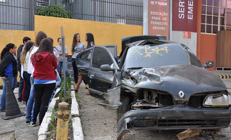 A primeira coisa que os jovens do ensino médio encontram ao chegar ao Hospital Universitário Cajuru, em Curitiba, foi um veículo destruído. Em uma ação inédita, com apoio do Departamento de Trânsito do Paraná (Detran), o hospital organiza uma visita guiada para alertar os futuros condutores sobre os riscos da imprudência no trânsito.