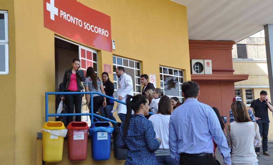 A primeira coisa que os jovens do ensino médio encontram ao chegar ao Hospital Universitário Cajuru, em Curitiba, foi um veículo destruído. Em uma ação inédita, com apoio do Departamento de Trânsito do Paraná (Detran), o hospital organiza uma visita guiada para alertar os futuros condutores sobre os riscos da imprudência no trânsito.