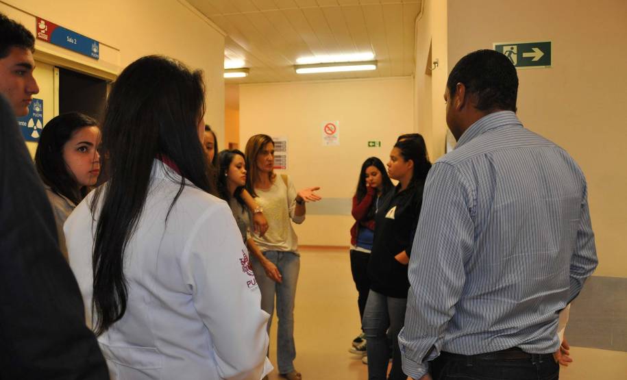 A primeira coisa que os jovens do ensino médio encontram ao chegar ao Hospital Universitário Cajuru, em Curitiba, foi um veículo destruído. Em uma ação inédita, com apoio do Departamento de Trânsito do Paraná (Detran), o hospital organiza uma visita guiada para alertar os futuros condutores sobre os riscos da imprudência no trânsito.