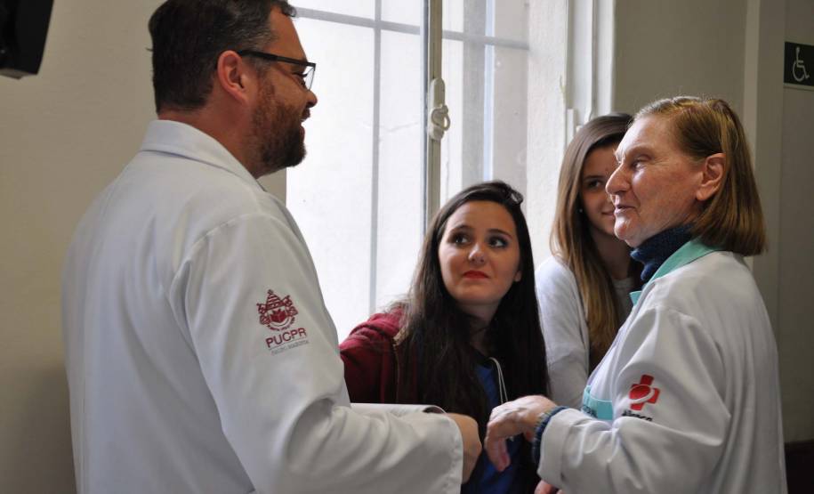 A primeira coisa que os jovens do ensino médio encontram ao chegar ao Hospital Universitário Cajuru, em Curitiba, foi um veículo destruído. Em uma ação inédita, com apoio do Departamento de Trânsito do Paraná (Detran), o hospital organiza uma visita guiada para alertar os futuros condutores sobre os riscos da imprudência no trânsito.
