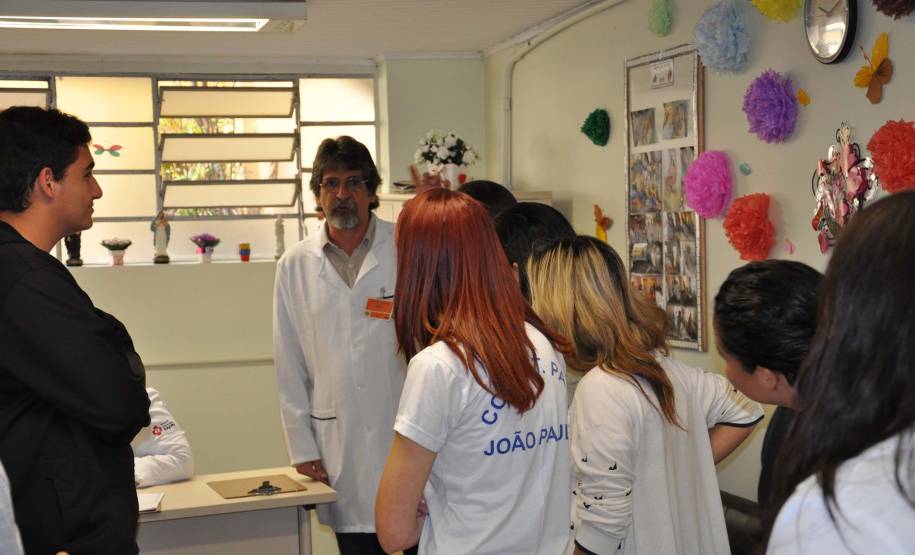 A primeira coisa que os jovens do ensino médio encontram ao chegar ao Hospital Universitário Cajuru, em Curitiba, foi um veículo destruído. Em uma ação inédita, com apoio do Departamento de Trânsito do Paraná (Detran), o hospital organiza uma visita guiada para alertar os futuros condutores sobre os riscos da imprudência no trânsito.