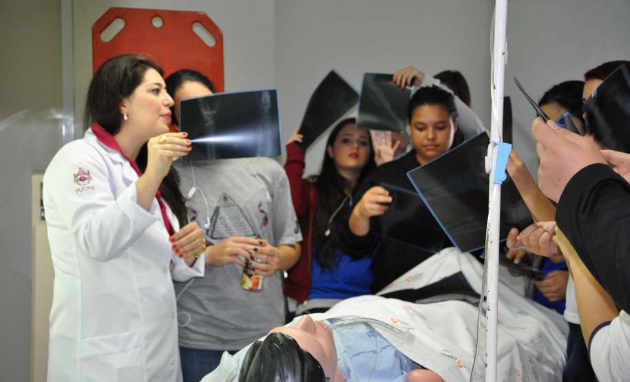 A primeira coisa que os jovens do ensino médio encontram ao chegar ao Hospital Universitário Cajuru, em Curitiba, foi um veículo destruído. Em uma ação inédita, com apoio do Departamento de Trânsito do Paraná (Detran), o hospital organiza uma visita guiada para alertar os futuros condutores sobre os riscos da imprudência no trânsito.