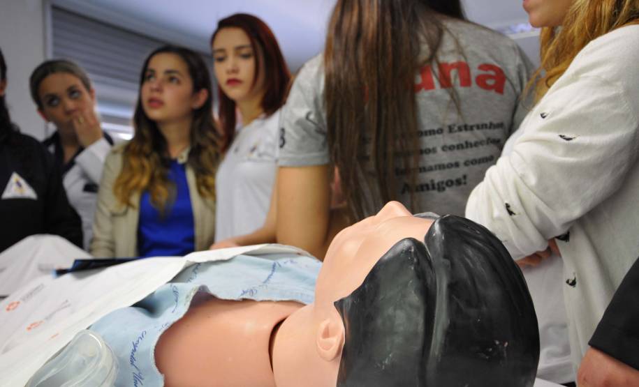 A primeira coisa que os jovens do ensino médio encontram ao chegar ao Hospital Universitário Cajuru, em Curitiba, foi um veículo destruído. Em uma ação inédita, com apoio do Departamento de Trânsito do Paraná (Detran), o hospital organiza uma visita guiada para alertar os futuros condutores sobre os riscos da imprudência no trânsito.