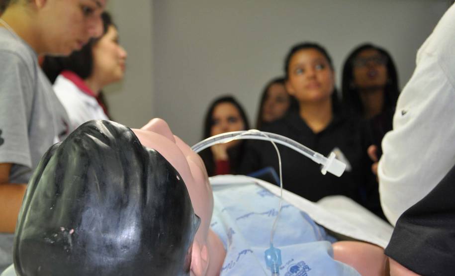 A primeira coisa que os jovens do ensino médio encontram ao chegar ao Hospital Universitário Cajuru, em Curitiba, foi um veículo destruído. Em uma ação inédita, com apoio do Departamento de Trânsito do Paraná (Detran), o hospital organiza uma visita guiada para alertar os futuros condutores sobre os riscos da imprudência no trânsito.