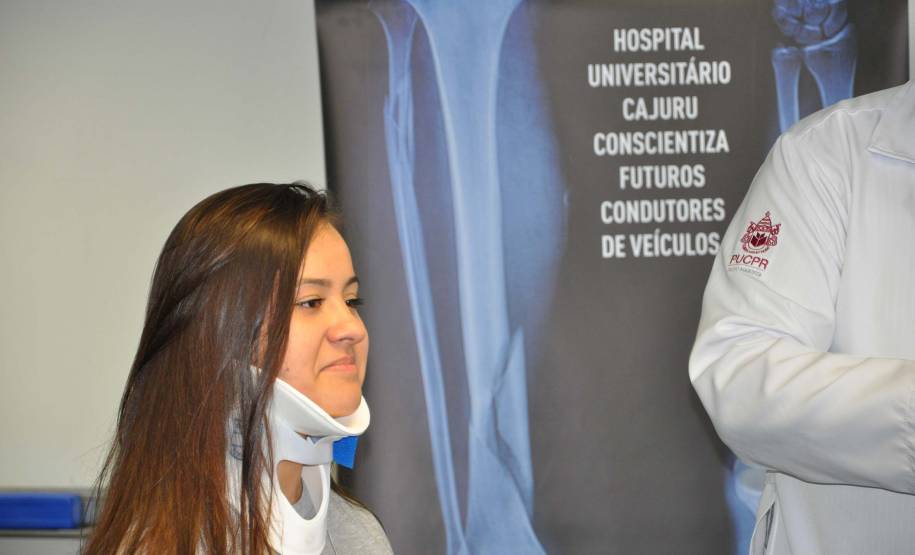 A primeira coisa que os jovens do ensino médio encontram ao chegar ao Hospital Universitário Cajuru, em Curitiba, foi um veículo destruído. Em uma ação inédita, com apoio do Departamento de Trânsito do Paraná (Detran), o hospital organiza uma visita guiada para alertar os futuros condutores sobre os riscos da imprudência no trânsito.