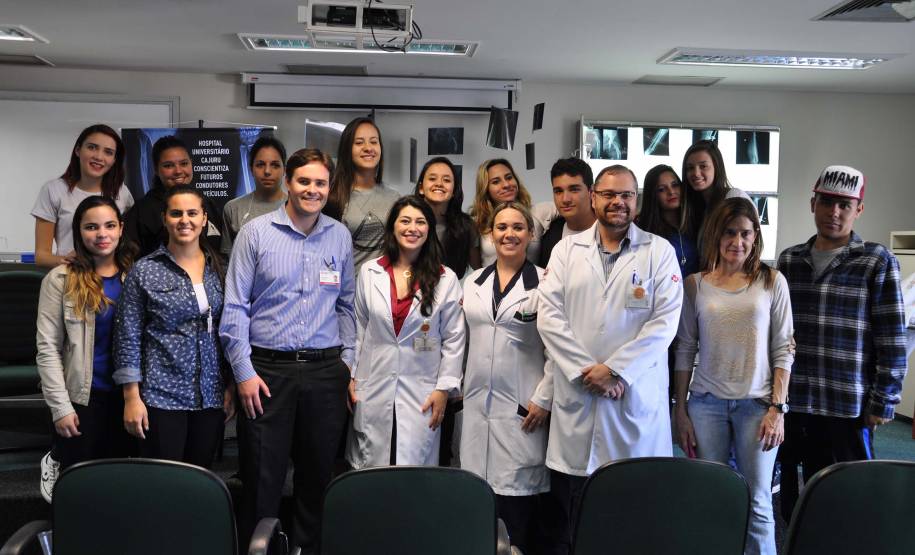 A primeira coisa que os jovens do ensino médio encontram ao chegar ao Hospital Universitário Cajuru, em Curitiba, foi um veículo destruído. Em uma ação inédita, com apoio do Departamento de Trânsito do Paraná (Detran), o hospital organiza uma visita guiada para alertar os futuros condutores sobre os riscos da imprudência no trânsito.