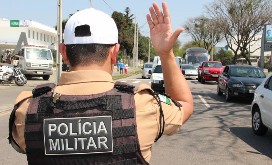 Detran alerta para o perigo de usar o celular ao volante. Foto: Juliano Pedrozo