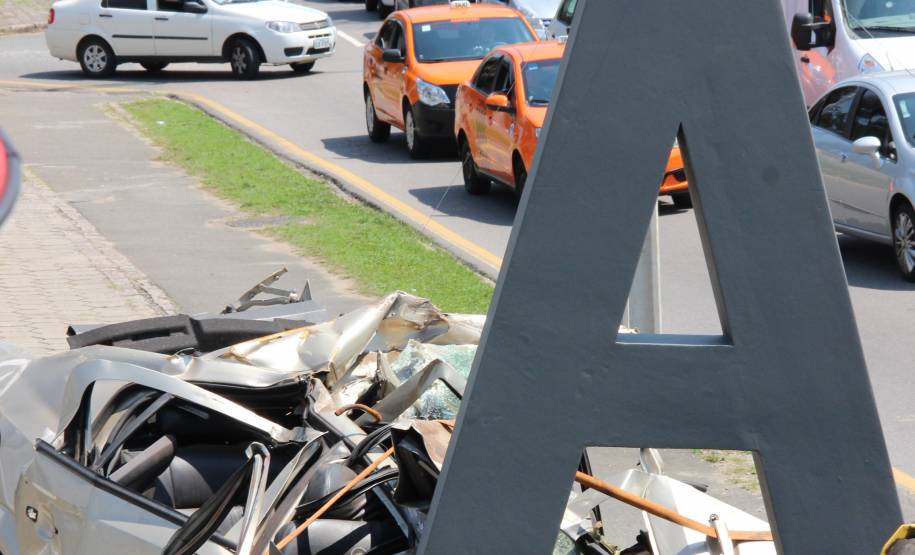 Detran alerta para o perigo de usar o celular ao volante. Foto: Juliano Pedrozo