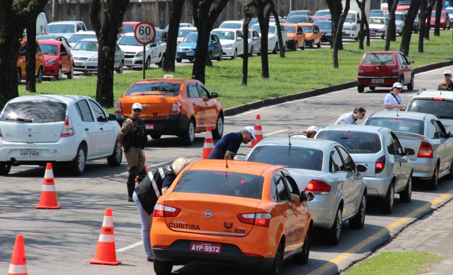 Detran alerta para o perigo de usar o celular ao volante. Foto: Juliano Pedrozo