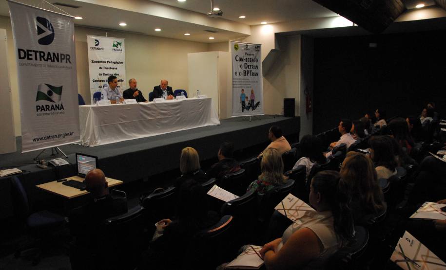 A formação dos novos motoristas foi tema de um encontro entre diretores de ensino dos Centros de Formação de Condutores, Departamento de Trânsito do Paraná (Detran) e Observatório Nacional de Segurança Viária (ONSV).