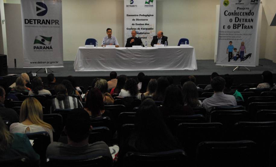 A formação dos novos motoristas foi tema de um encontro entre diretores de ensino dos Centros de Formação de Condutores, Departamento de Trânsito do Paraná (Detran) e Observatório Nacional de Segurança Viária (ONSV).
