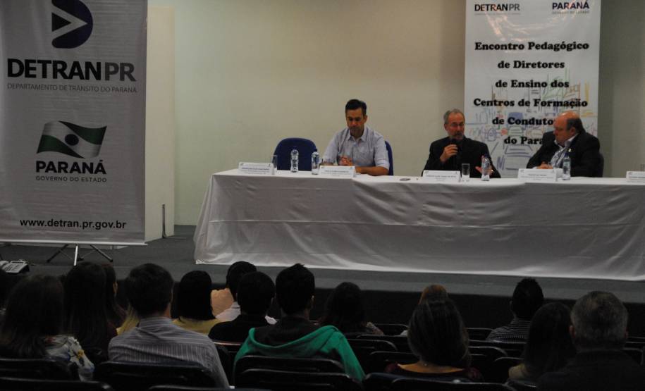 A formação dos novos motoristas foi tema de um encontro entre diretores de ensino dos Centros de Formação de Condutores, Departamento de Trânsito do Paraná (Detran) e Observatório Nacional de Segurança Viária (ONSV).
